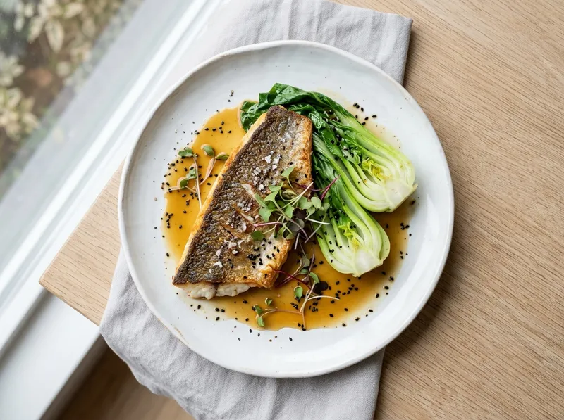 Gebratener Seebarsch mit Yuzu-Sojabutter und knackigem Pak Choi