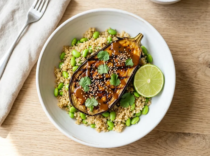 Gegrillte Auberginen-Steaks mit Sesam-Miso-Glasur und Edamame-Quinoa