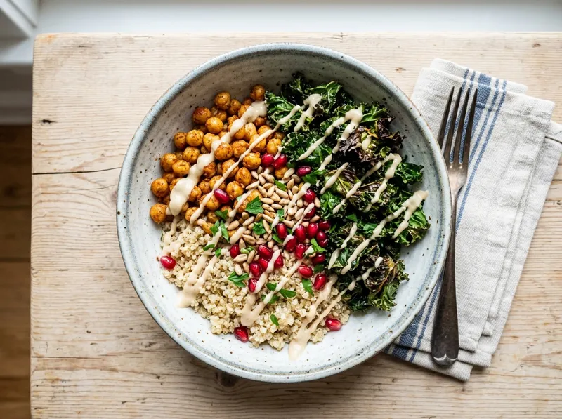 Gerösteter Grünkohl-Quinoa-Bowl mit Tahini-Zitronen-Dressing