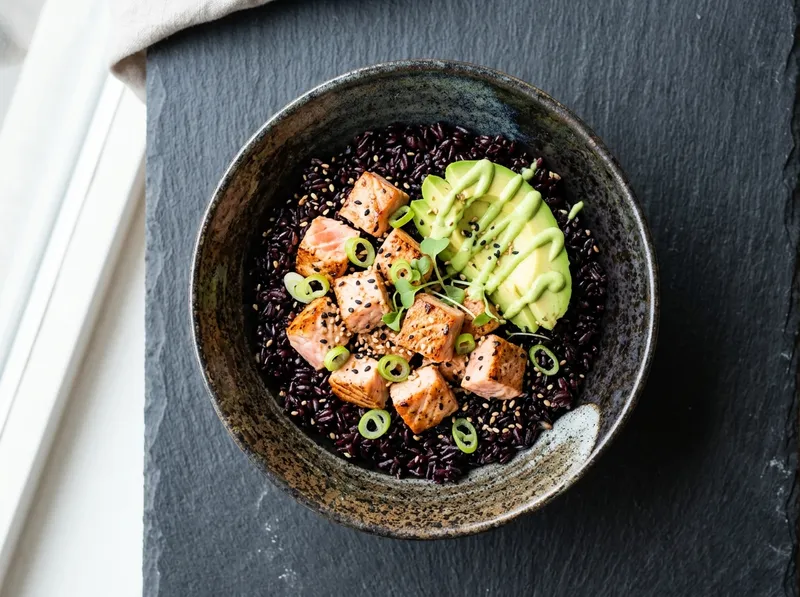 Japanischer Schwarzreis-Bowl mit Yuzu-Lachs und Wasabi-Avocado