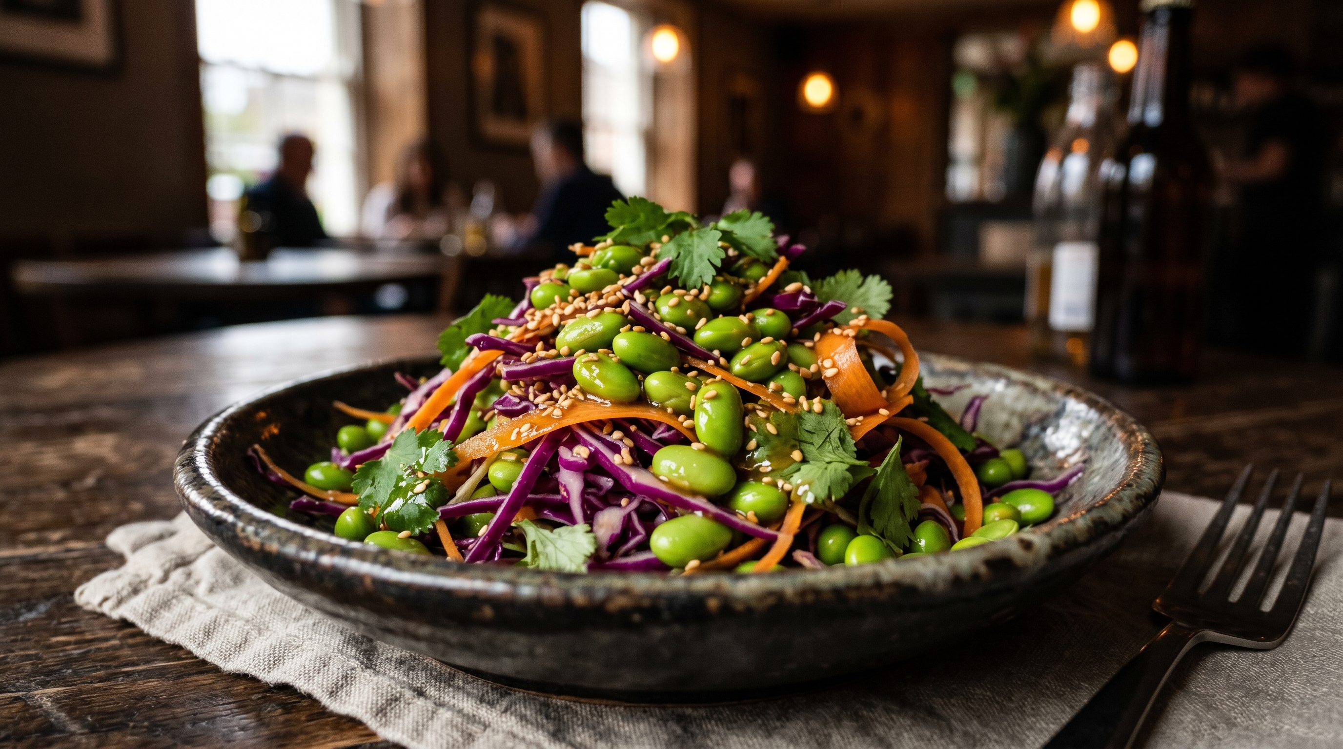 Knackiger Edamame-Salat mit Ingwer-Sesam-Dressing