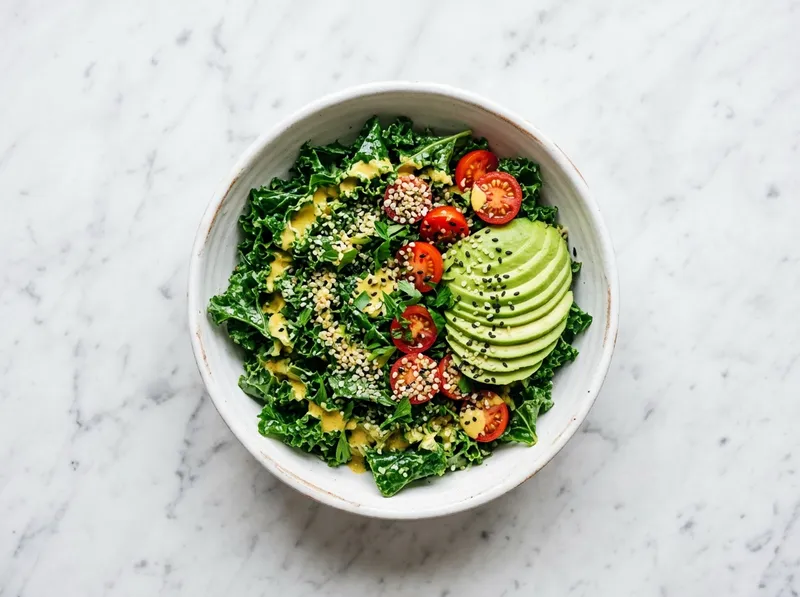 Knackiger Grünkohl-Avocado-Bowl mit Hanfsamen-Zitronen-Dressing