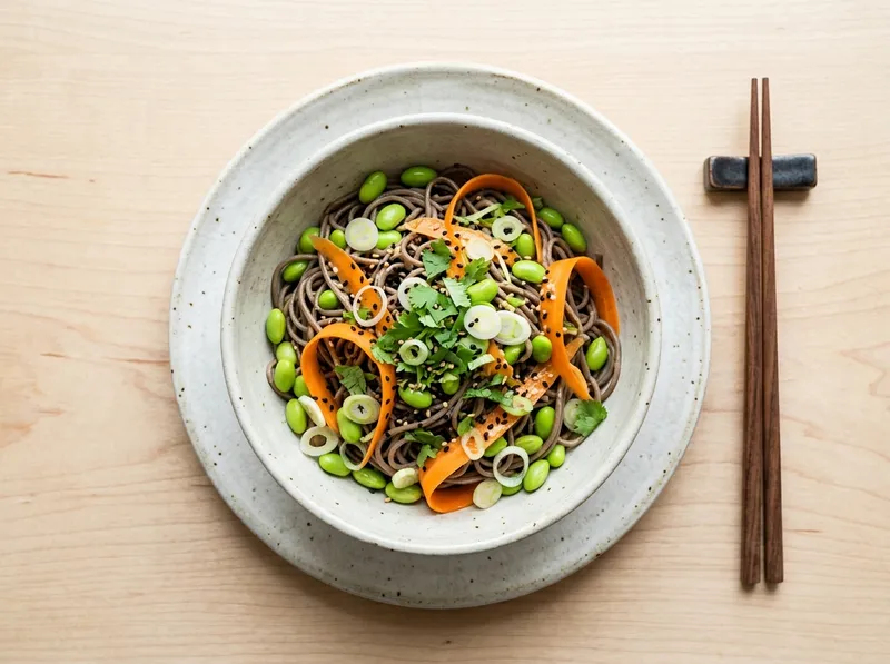 Knackiger Soba-Nudel-Salat mit Miso-Ingwer-Dressing und Edamame
