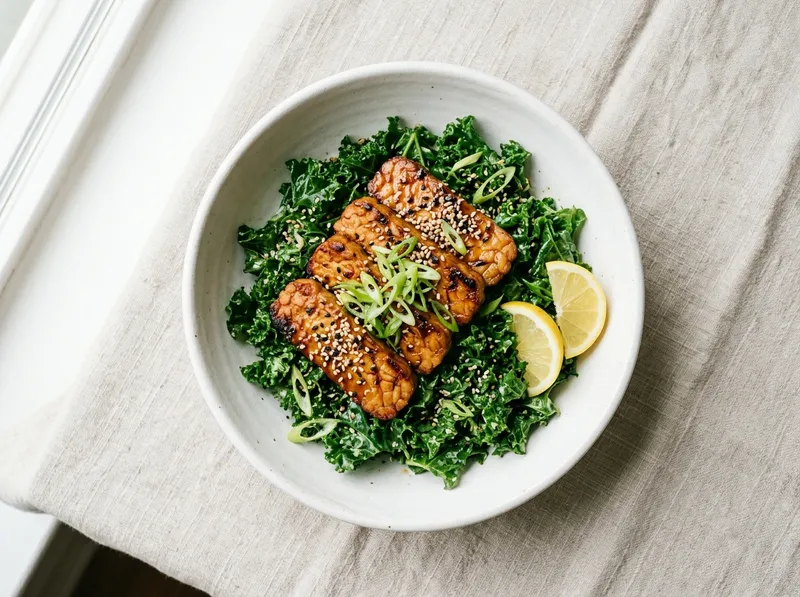 Knusprige Tempeh-Steaks mit Grunkohl und Zitrone
