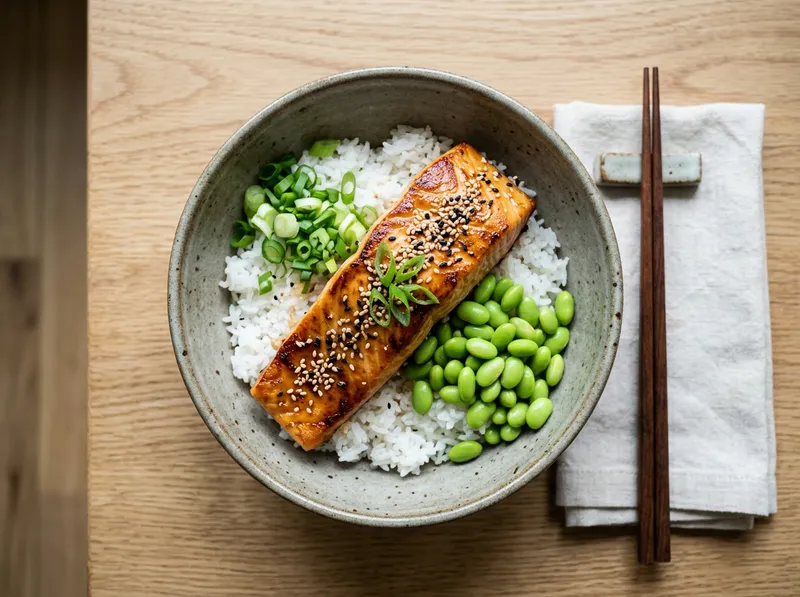Knuspriger Miso-Ingwer-Lachs mit Sesam-Edamame und Jasminreis