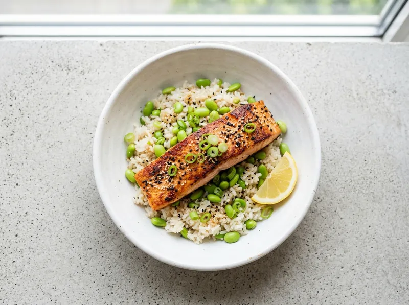 Knuspriger Miso-Sesam-Lachs mit Zitrus-Edamame und Ingwer-Frühlingszwiebel-Reis