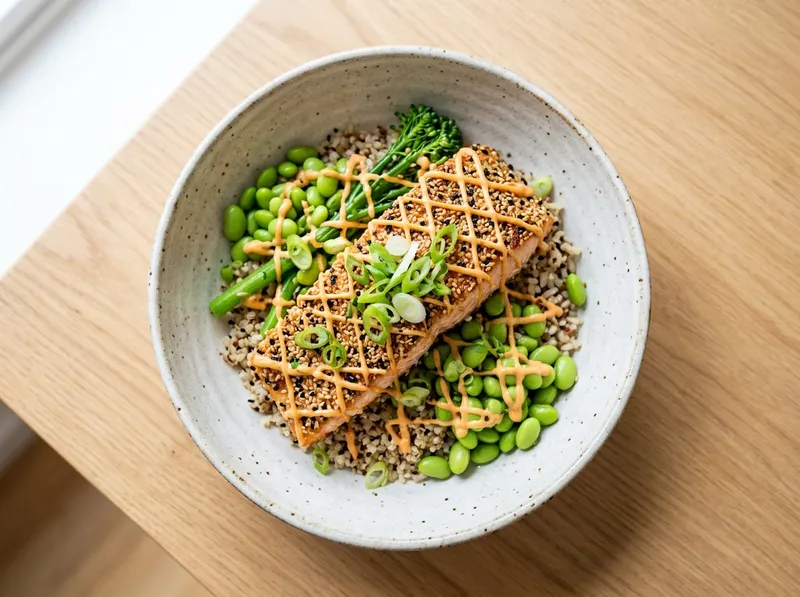 Knuspriger Sesam-Lachs mit Sriracha-Mayo und Edamame