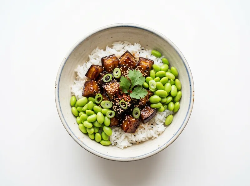 Knuspriger Teriyaki-Auberginen-Bowl mit Sesam-Edamame und Jasminreis