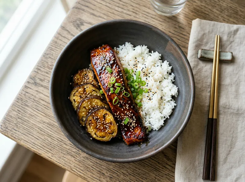 Knuspriger Teriyaki-Lachs mit Miso-Auberginen und Jasminreis