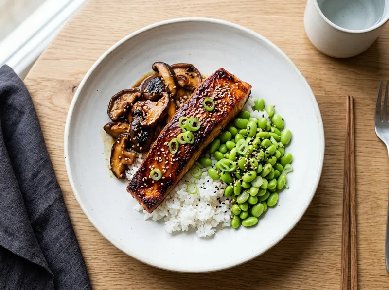 Knuspriger Teriyaki-Lachs mit Miso-Shiitake und Sesam-Edamame