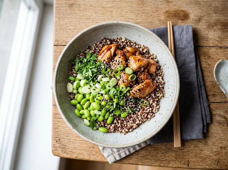 Knuspriges Teriyaki-Hähnchen mit Edamame und Sesam-Quinoa