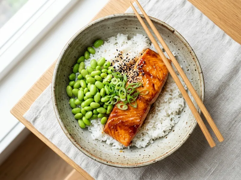 Knuspriges Teriyaki-Lachs-Bowl mit Edamame und Frühlingszwiebeln