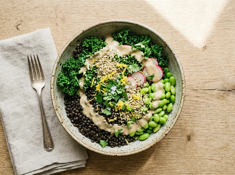Protein-Power-Bowl mit Linsen, Grünkohl und Zitrone