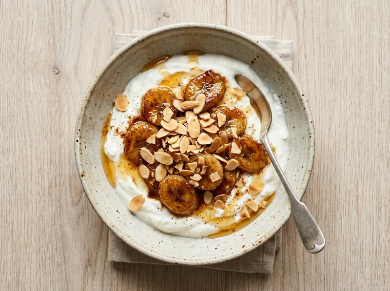 Warme Zimt-Honig-Bananen mit Quark und Mandelkrokant